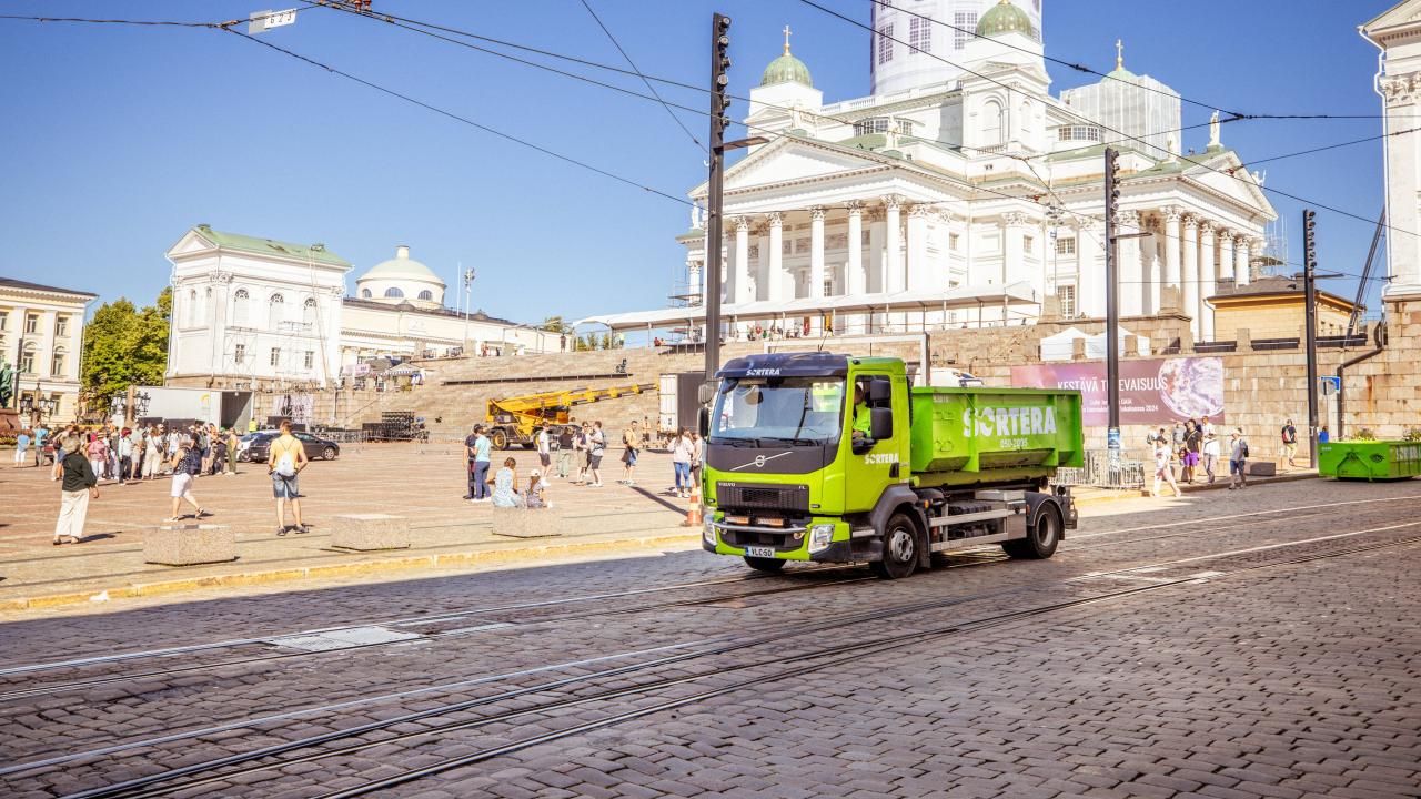 Sortera Oy kuorma-auto Senaatintorilla Helsingissä