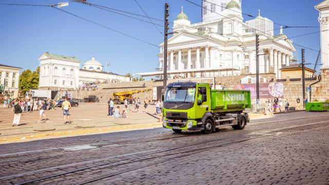 Sortera Oy kuorma-auto Senaatintorilla Helsingissä