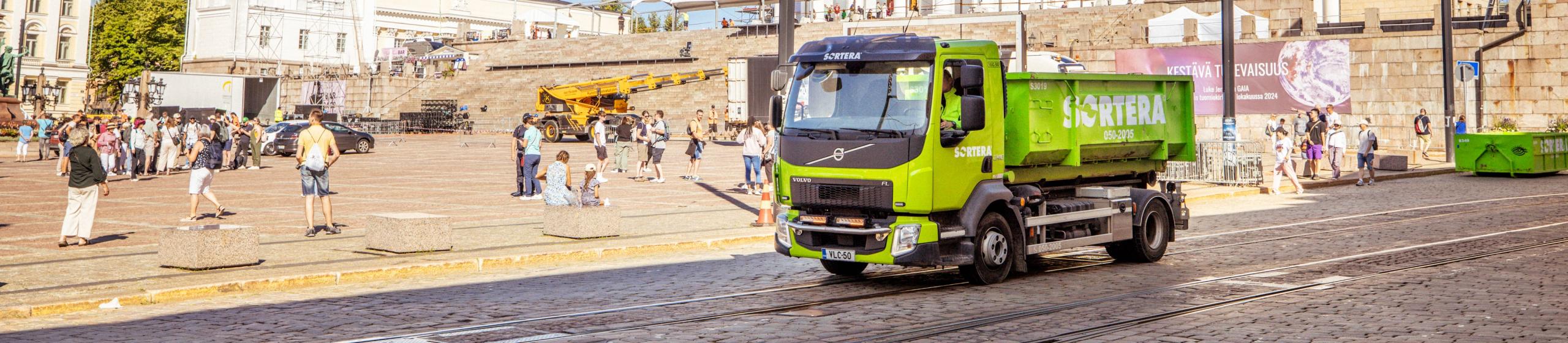 Sortera Oy kuorma-auto Senaatintorilla Helsingissä